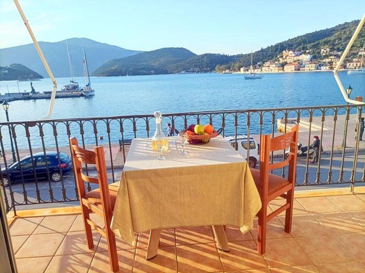 Lourantos Bayside Apartments Вати Экстерьер фото