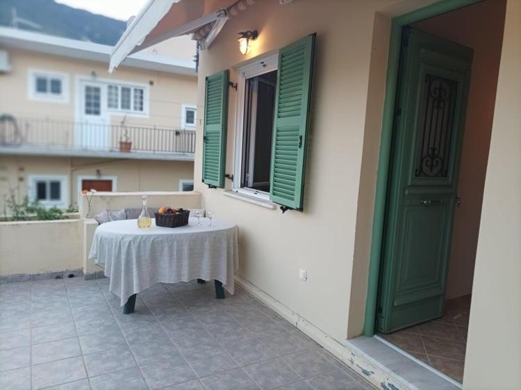 Lourantos Bayside Apartments Вати Экстерьер фото